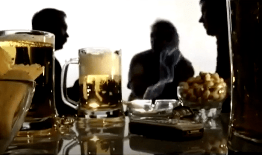 Πιείτε αλκοόλ σε μια αρσενική εταιρεία